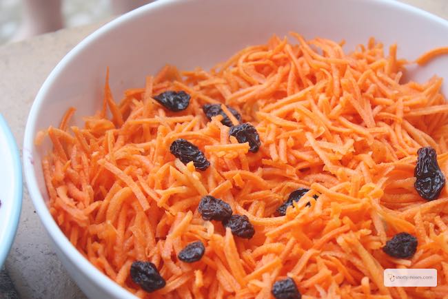 Easy Carrot Salad You Can't Stop Eating. So easy, delicious and healthy. Even your Kids will love it!