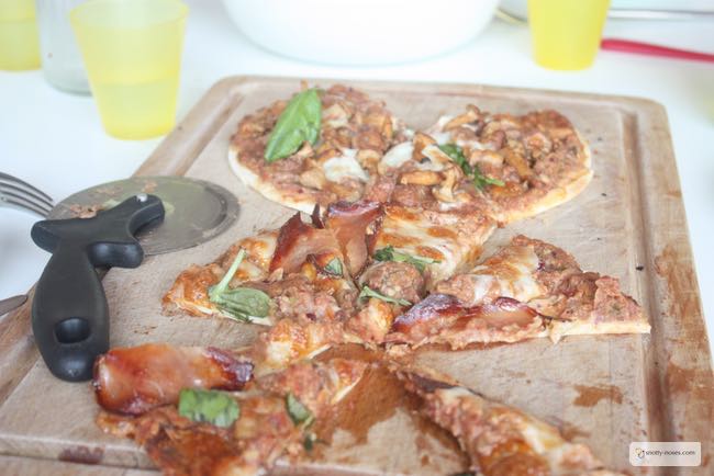 Healthy Homemade Pizza with Hidden Vegetables. A really quick and easy healthy dinner. Plus some great tips to teach your kids healthy eating habits